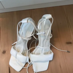 White highheels - Vita klackar köpta från asos. I använt skick med en del skavningar men har fortfarande mer att ge☺️