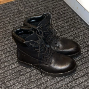 Boots för vinter & höst - Säljer ett par jätte bekväma korta läder  boots som aldrig har används! Passar både höst & vinter. Köpt från DinSko nypris: 799kr