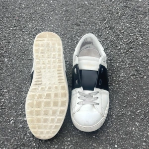 Valentino opens  - Tjena säljer min valentinos eftersom att de är för små bra kvalitet ser smutsiga ut på bilden kan gå ner i pris vid snabb affär 