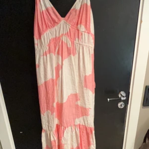 Klänning  - Jätte fin kommer aldrig till användning 