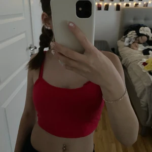 Linnen - Ett blått och ett rött fint linne, använt nåra gånger men är som nya.❤️💙