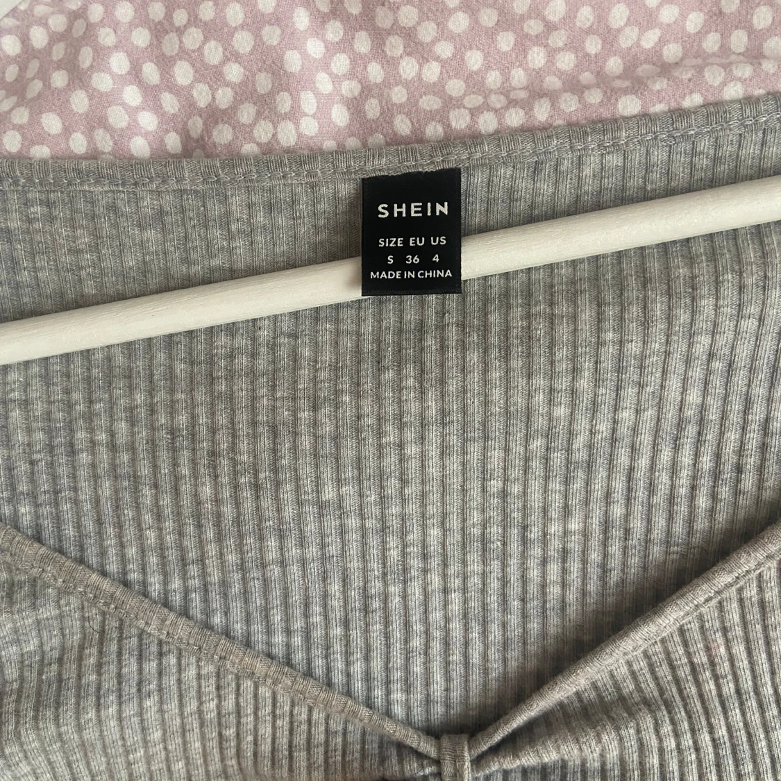 Grå ribbad topp från Shein - 90