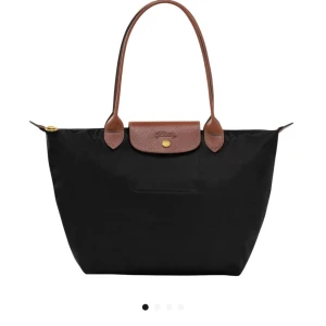 Longchamp väska - Köpt på nk i stockholm men det var för ett tag sedan och den är välanvänd men fortfarande superfin har några skavanker men skickar gärna bilder 🫶perfekt till skolan nypris 1499kr