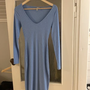 Blå ribbad klänning från NLY Trend - En blå ribbad klänning från NLY Trend med långärmad design och v-ringad hals. Klänningen är i storlek XXS och har en tight passform som formar kroppen på ett sjukt fint sätt🥰