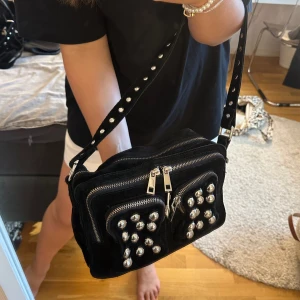 Nunoo väska - Säljer denna fina väskan från nunoo köpt på zalando för 1499kr. Den är som ny och i superfint skick! Unik med de silvriga nitarna 🦋💘