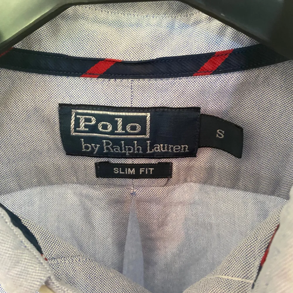 Ralph lauren skjorta i färgen blå. Storlek s. Nyskick, inga skavanker. Nypris 1495 kr, köp för endast 599. Skjortor.