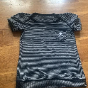 Svart och vit y2k t shirt med puffiga händer  - Inte ny men fortfarande i fin plats.