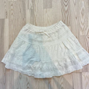 Vit kjol från Zara - Gullig kjol ifrån Zara i storlek 164 men passar även xs/s