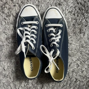 Converse  - Mörkblå Converse i jättebra skick som tyvärr inte kommer till användning. Storlek 40