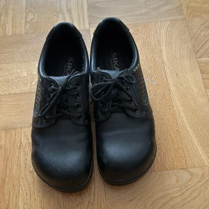Köksskor 39 - Väldigt sparsamt använda. Med stålhätta över tårna så en riktig kökssko 