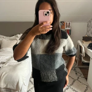 Kortärmad stickad - Kortärmad stickad tröja med polo, i ullblandning💕 sparsamt använd