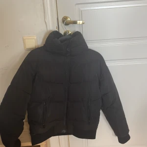 Start vinter jacka - Svart vinter jacka från monki 