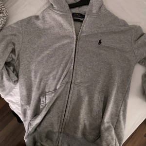 ralph lauren zip hoodie - Knappt använd, pris kan diskuteras vid snabb affär 