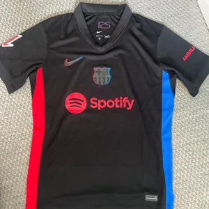 Barcelona fotbollströja, Gavi 6 - Säljer min fotbollströja gavi då den är för stor för mig. Tröjan är i nyskick med bästa kvaliteten. Barcelonas 24/25 bortatröja.