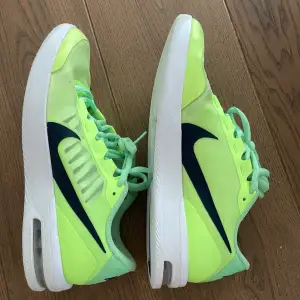 Ett par fett snygga lime gröna träningskor. Använda 2 gånger men syns knappt förutom att undersidan är minimalt uppsliten. Skorna är storlek 44. Modell är (Nike court airmax vapor wing ms). Vid frågor eller intresse är det bara att höra av 😁👍.