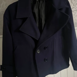 Design by si kappa - Säljer denna kappa från design by si då den inte kommer till mycket användning. Sparsamt använd, nypris 757 kr. Säljer för 550 kr. Storlek XS/S