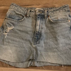 Jeanskjol från H&M - Säljer en snygg jeanskjol från H&M i storlek 38🤍passar mig med XS! Den är endast testad så inga defekter🩷Hör av dig om du har några funderingar🤍