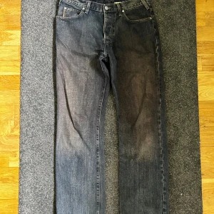 Armani jeans - Riktigt feta Armani jeans med straight leg passform och sjukt snygg och unik färg. Säljer för dom är lite för små och används inte längre. Ställ gärna frågor 😁👍