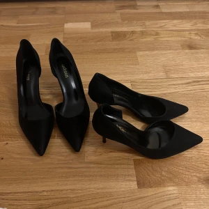 Klacksko  - Fina simpla stillet/pumps klackar. Ena i storlek 38 dem andra i 40. För små för mina breda fötter tyvärr 