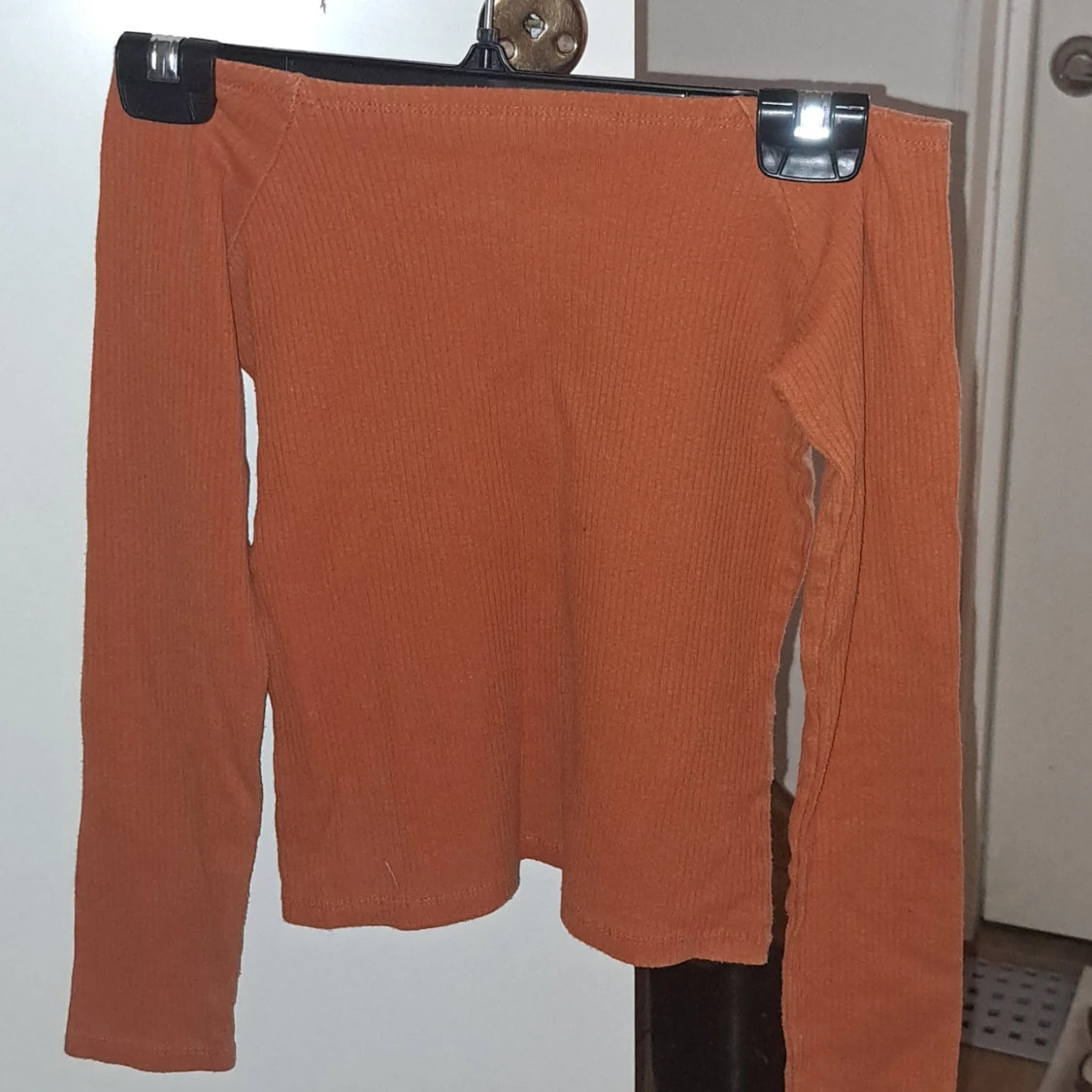 Orange ribbad off-shoulder topp - 92