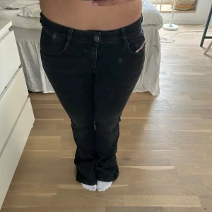 Lågmidjade bootcut jeans - Säljer mina diesel jeans köpta för ca 2 år sen. super fint skick men säljer pga att jag knappt använder dom längre. Defekter längst foten har råkat kliva på dom och det har gjort de sliter. köpta för 1500 men säljer för ca 800 pris kan diskuteras!