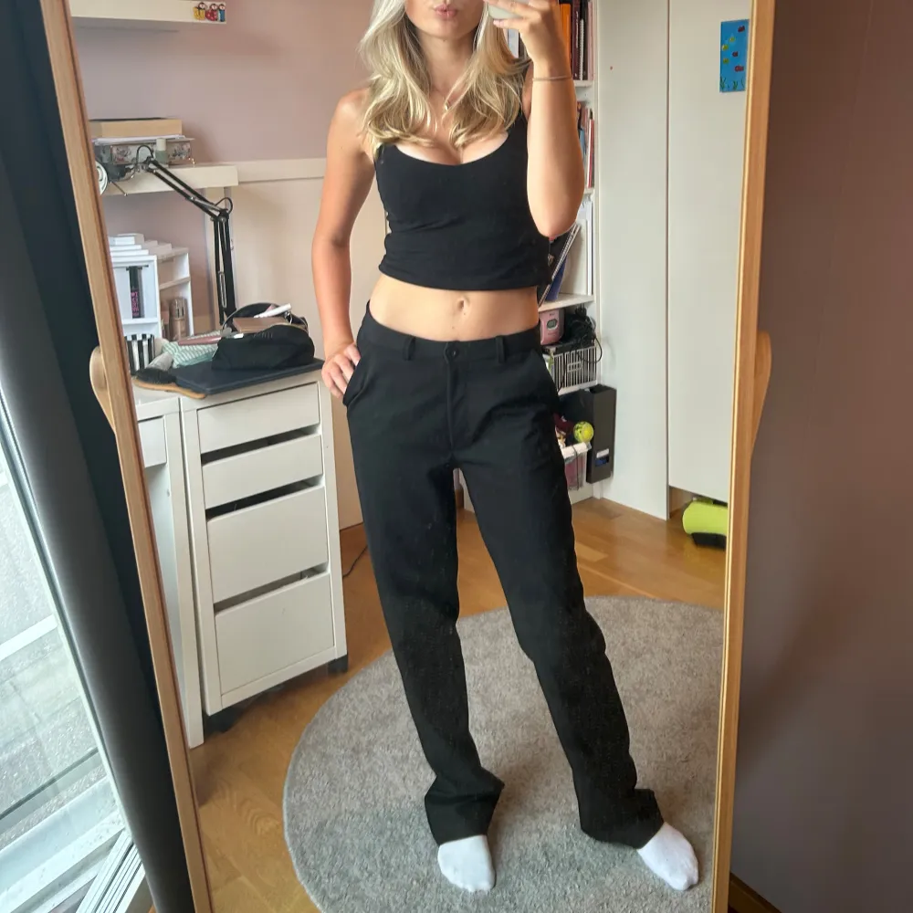 Tänkte sälja mina kostymbyxor från lager 157. Byxorna är i nyskick men har inte blivit använda då de är för långa för mig, jag är 167 cm. Jag tror inte de säljs längre men nypris var ungefär 200 kr. Skriv om ni har frågor🫶. Farkut & Housut.