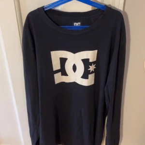Dc tröja - Köpt här på plick, bra skick, använd ungefär 2-3 gånger, storleken är S (man) men jag säljer den eftersom den är för stor då jag trodde att tröjan var damstorlek.