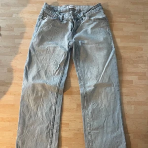 Low waist baggy jeans - Använda men i bra skick köptes för 800 men säljer för 400 