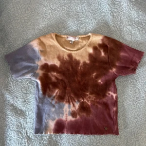 Pull & Bear topp - Topp/ T-shirt från Pull & Bear köpt för ca 3/4 år sedan. Fint skick, små trådar sticker ut men något man helt klart kan klippa bort. Pris kan diskuteras.💌