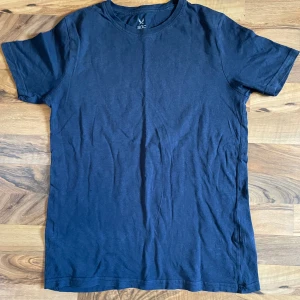 mörkblå t-shirt - storlek 158-164, men passar mig som bär storlek xs-s. är väl använd men i bra skick. köpt från stadium så går att använda när du tränar.    vill du veta mått eller se fler bilder, skicka ett meddelande! (: