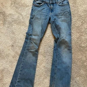 Lågmidjade jenas  - Blåa lågmidjade bootcut jeans ifrån Gina Tricot, dem är lagade i skrevet💕