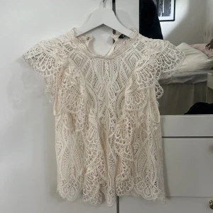 Spets topp - Jätte söt spets topp från zara i väldigt bra skick 