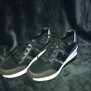 Michael kors Skor - Säljer sessa fick dom av mamma men dom är förstora och inte riktigt min stil. Kvalitet är bra skicket är som nytt lite smutsiga men inga skador. Storleken hittar jag inte men gissar på 37-38