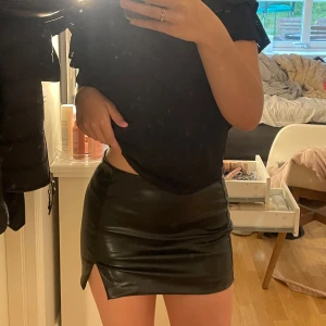 Skinnkjol  - En skinnkjol ifrån H&M. Skitsnygg till fest mm! Har resårband. 