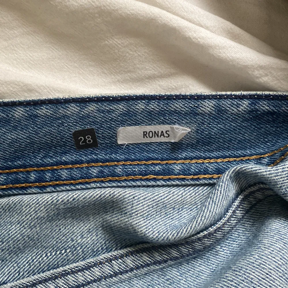 Säljer nu dessa snygga Replay jeans med slitningar i modellen Ronas. Jeansen är använda sparsamt utan defekter. Passar för dig som är runt 170. Hör av er vid minsta funderingar! . Jeans & Byxor.