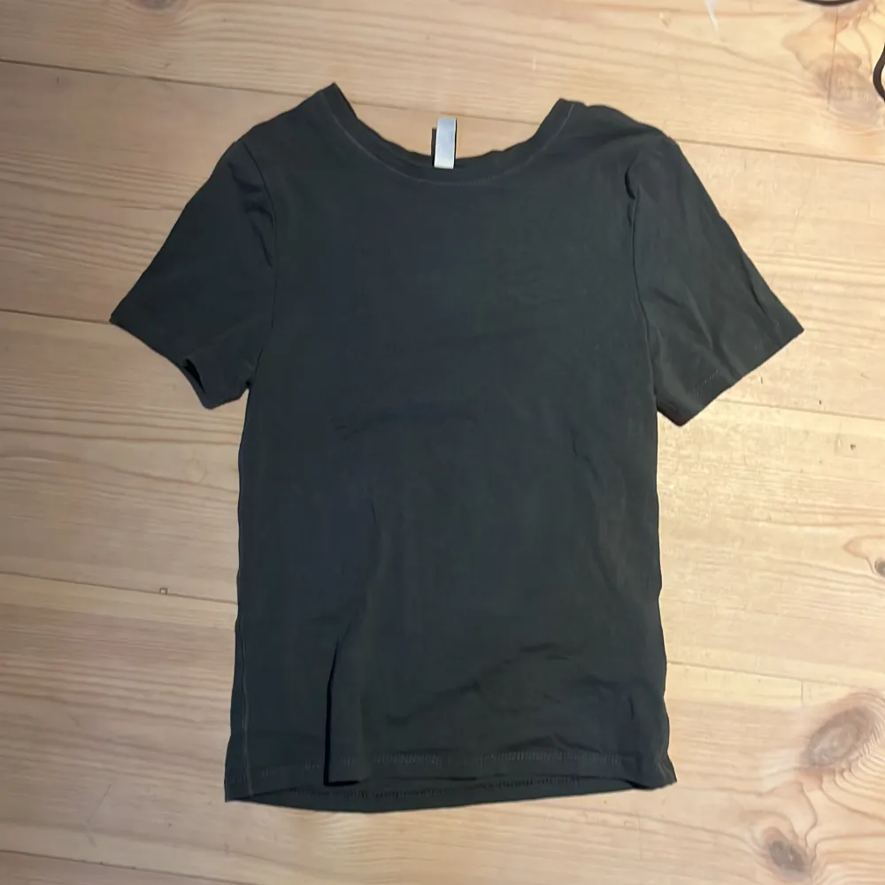 Basic grå figurnära t-shirt från H&M divided. Köptes förra året. Använd max 4 gånger, jättebra skick. Säljer då den inte används. Nypris 99 kr. Säljer också två likadana t-shirts fast i andra färger. KOLLA MIN PROFIL ❤️. T-shirts.