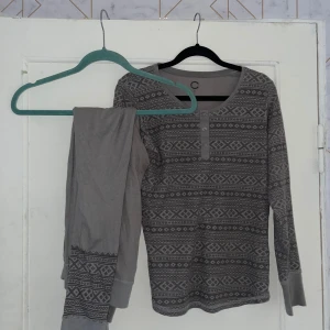 Grå långärmad tröja med mönster från C - Säljer en superfin grå långärmad tröja från märket C. Tröjan har ett snyggt geometriskt mönster i ljusare grå nyanser och en rund halsringning med knappar. Perfekt för höst och vinter när man vill vara både varm och stilren. Tröjan är i nyskick och passar perfekt till både vardag och mysiga hemmakvällar. 🖤