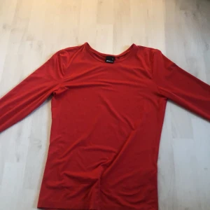 Bekväm tröja  - En tröja från Gina den är väldigt bekväm mjukt material. Lite tajt men ändå inte. Hade lite små hål men använd en gång typ. 