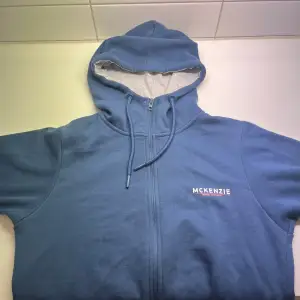 Jag säljer min mckenzie tracksuit då jag har växt ut den. Den är felfri och fläckfri därför säljer jag det för 250kr  Storlek: S