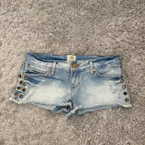 Low waist jeans shorts - Jag har använt dom ungefär två gånger, dom är jätte snygga och passar till det mesta!!!
