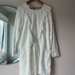 Sofie schnoor klänning  - Super fin sommar klänning ifrån Sofie schnoor! Köpt på raglady by tara i början av sommarn💞  Aldrig använd endast provad. Kan absolut tänka mig att sänka priset vid snabb affär !