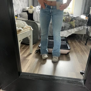 Ljusblåa jeans - Säljer dessa ljusblåa lågmidjade jeansen från Gina tricot. Jag har så många jeans så dessa kommer tyvärr inte till användning, därav säljer jag dem. Dem är endast använda 2-3 gånger. Dem är från Young Gina men skulle säga att dem passar en stl xs.
