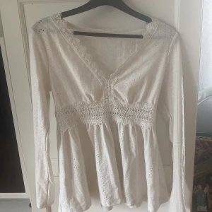 Blus spets långärmad - Ärmlängd 60cm, midjastorlek 70cm, längd 64cm, Axel 36cm. Köpte den för några månader sen men har knappt använt den för den har varit för stor för mig. Stockholmsstil 
