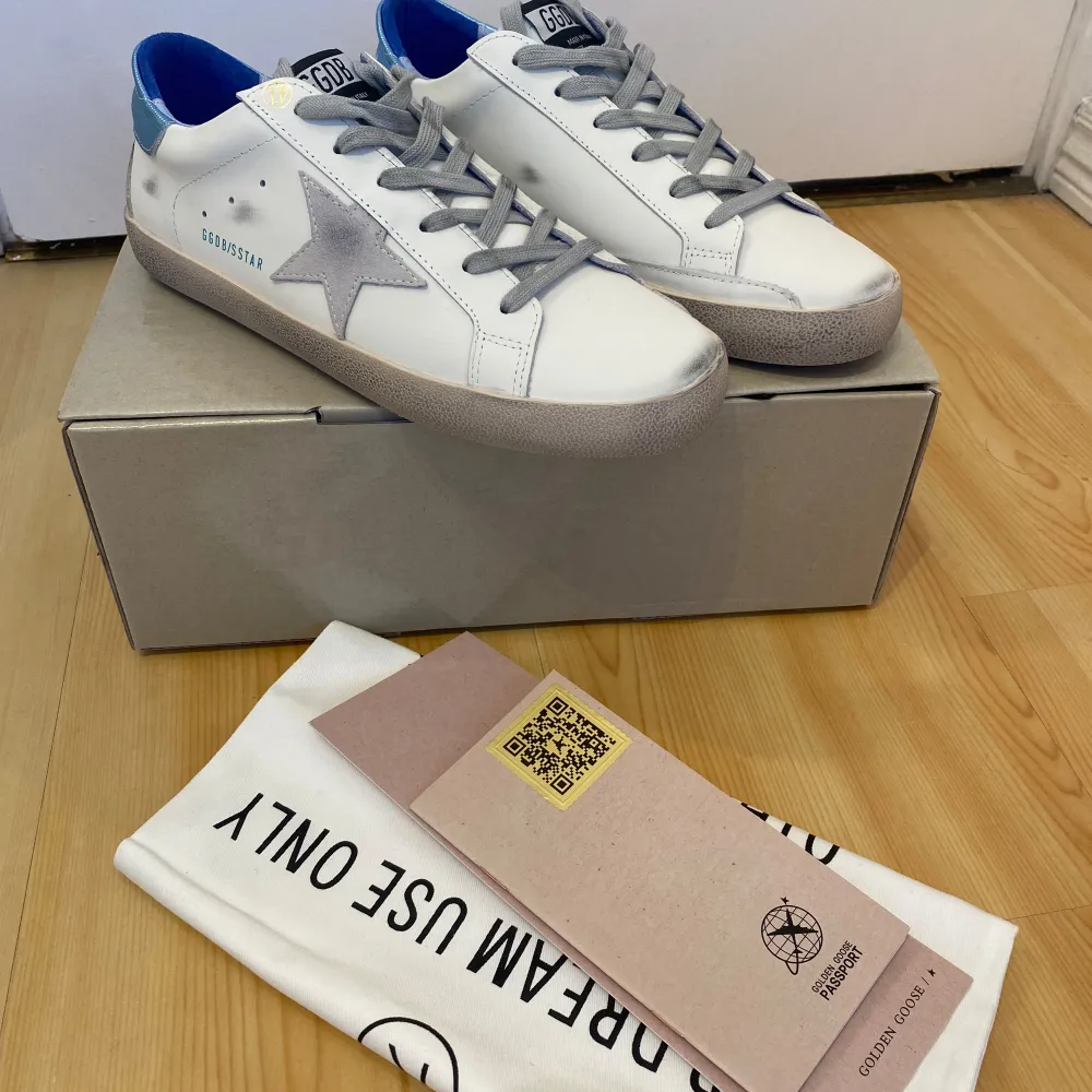 Säljer dessa helt nya golden goose skor som har används 1 gång. Allt tillbehör är kvar (dust bag, köp bevis och original förpackningen) skorna är i storlek 41 men passar också som 40.. Skor.