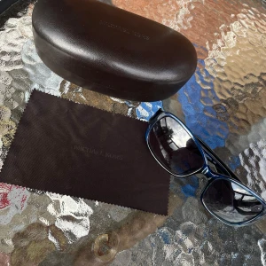 Snygga Michael Kors solglasögon med fodral och duk. - Slitet fodral, se bilderna :)  Solglasögonen kan ha någon liten repa men inget som stör när man har dom på sig :)  Väldigt sparsamt använda.