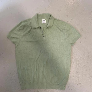 Grön piké ifrån Zara - Säljer en grön piké ifrån Zara. Jätteskönt material men något liten i storlek så skulle säga att den passar mer som en M. Fint skick! 
