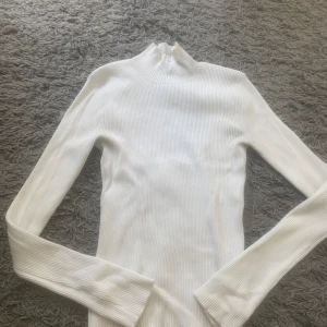 Långärmad topp - Vit långärmad topp från bikbok med hål i ryggen, storlek m men mer som s. En pytteliten fläck som ni ser på sista bilden, syns inte på. Nypris runt 400, endast använd ett år ggr 💝