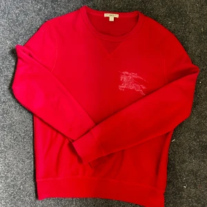 Burberry crewneck  - Riktigt snygg o stilren Burberry crewneck. Inte legitcheckad men jag köpte den här på plick. Säljer för den kommer inte till användning. Fråga gärna frågor! 😁👍
