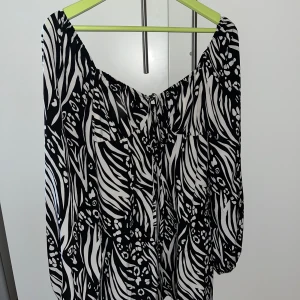 Supersmikrande zebra-klänning - Oanvänd klänning från missguided med zebratryck.