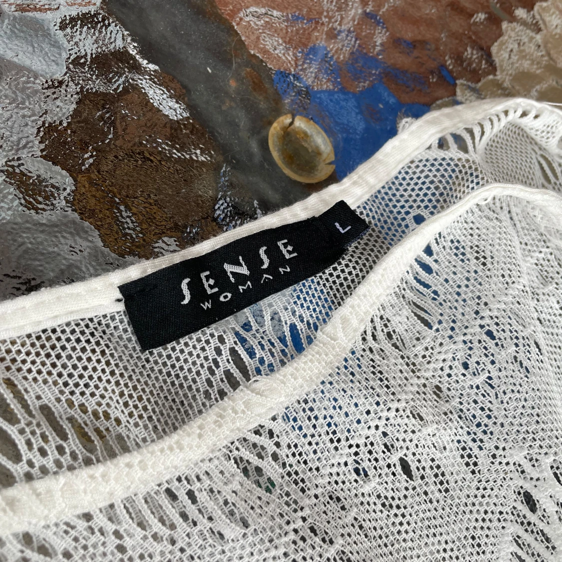 Snygg topp i spets med fransar. Strl L - 91